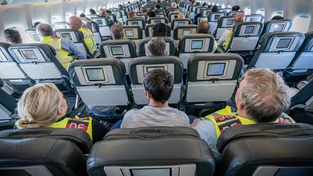 Zwei Polizeibeamte eskortieren einen Afghanen auf dem Flug von Leipzig nach Kabul in einem Charterflugzeug. 