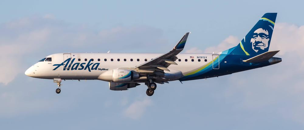 Ein Embraer 175 Flugzeug der Alaska SkyWest Airlines. 