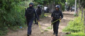 Polizisten am Anschlagsort.