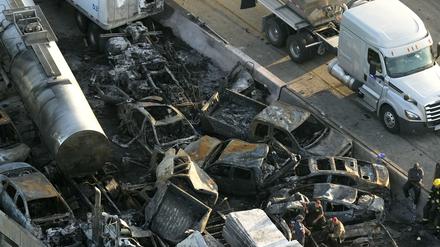 Auf diesem Luftbild sieht man Einsatzkräfte in der Nähe der Wrackteile nach einer Massenkarambolage auf der Interstate 55 Schnellstraße in Manchac, Louisiana. Bei einem Unfall-Inferno im dichten Nebel mit insgesamt 158 Fahrzeugen sind im US-Bundesstaat Louisiana mindestens sieben Menschen ums Leben gekommen. 