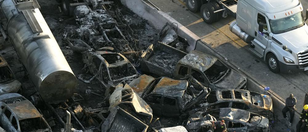 Auf diesem Luftbild sieht man Einsatzkräfte in der Nähe der Wrackteile nach einer Massenkarambolage auf der Interstate 55 Schnellstraße in Manchac, Louisiana. Bei einem Unfall-Inferno im dichten Nebel mit insgesamt 158 Fahrzeugen sind im US-Bundesstaat Louisiana mindestens sieben Menschen ums Leben gekommen.