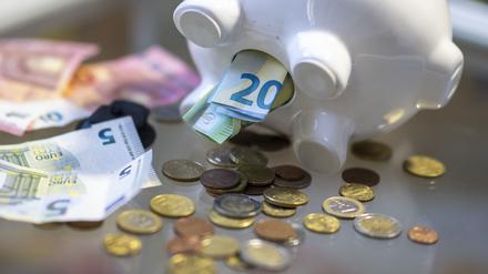 Die Deutschen sparen besonders viel Geld. 