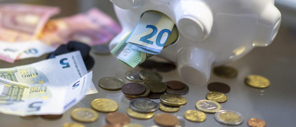 Die Deutschen sparen besonders viel Geld. 