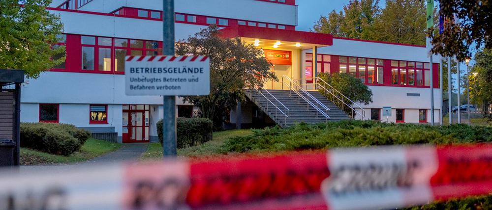 Ein Absperrband der Polizei, aufgenommen nach einer Bombendrohung gegen den Radiosender Antenne Thüringen. 