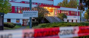 Ein Absperrband der Polizei, aufgenommen nach einer Bombendrohung gegen den Radiosender Antenne Thüringen.