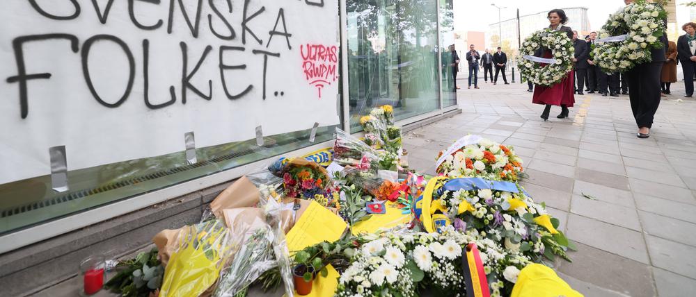 Blumen und ein Banner sind bei einer Gedenkfeier wegen des Anschlags in Brüssel zu sehen.