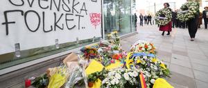 Blumen und ein Banner sind bei einer Gedenkfeier wegen des Anschlags in Brüssel zu sehen. 