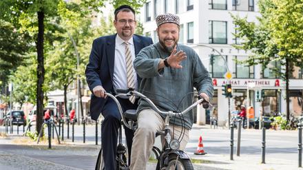 Auf Tandemtour: Rabbiner Elias Dray von der Israelitischen Kultusgemeinde im bayerischen Amberg und Ender Cetin, islamischer Theologe und ehemaliger Vorsitzender der Berliner Sehitlik-Moschee, bei der Vorstellung ihrer Aktion Meet2respect im Jahr 2018.