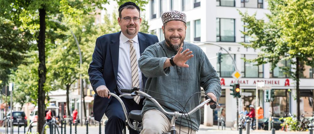 Auf Tandemtour: Rabbiner Elias Dray von der Israelitischen Kultusgemeinde im bayerischen Amberg und Ender Cetin, islamischer Theologe und ehemaliger Vorsitzender der Berliner Sehitlik-Moschee, bei der Vorstellung ihrer Aktion Meet2respect im Jahr 2018.