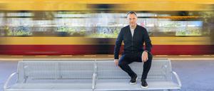 Grusel ist sein Leben: Sebastian Fitzek am S-Bahnhof Halensee in Berlin.