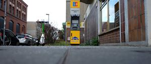 Freistehender Geldautomat in Berlin.