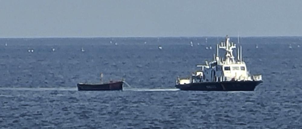 Ein Holzboot wird von einem südkoreanischen Militärschiff in Richtung eines Hafens in Yangyang in der Provinz Gangwon im Nordosten Südkoreas geschleppt.