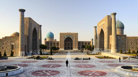 Das Ensemble von drei Medresen auf dem Registan-Platz in Samarkand. Abends wird der Platz bunt beleuchtet. 