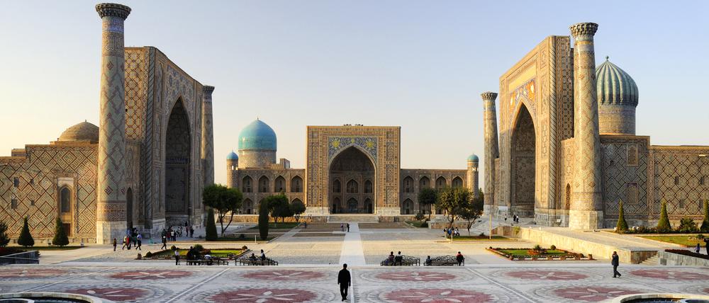 Das Ensemble von drei Medresen auf dem Registan-Platz in Samarkand. Abends wird der Platz bunt beleuchtet.