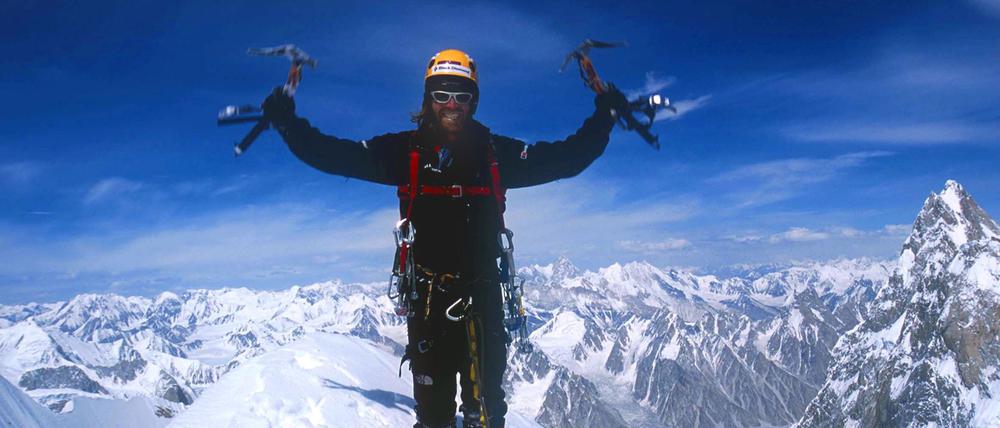 Die Aufnahme vom Juli 2001 zeigt den Extrembergsteiger Thomas Huber in 6920 Metern Höhe auf dem Gipfel des Ogre III im pakistanischen Karakorum.