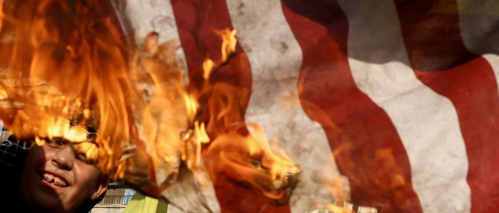 In Beirut im Libanon wird eine US-Flagge bei Protesten verbrannt.