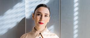 PRODUKTION - 18.10.2023, Berlin: Sibel Kekilli, Schauspielerin, steht bei einem Fototermin mit der Deutschen Presse-Agentur im Neuen Haus des Berliner Ensemble. Am Donnerstag (26. Oktober) gibt Kekilli ihr Theaterdebüt am «Berliner Ensemble». Foto: Christoph Soeder/dpa +++ dpa-Bildfunk +++