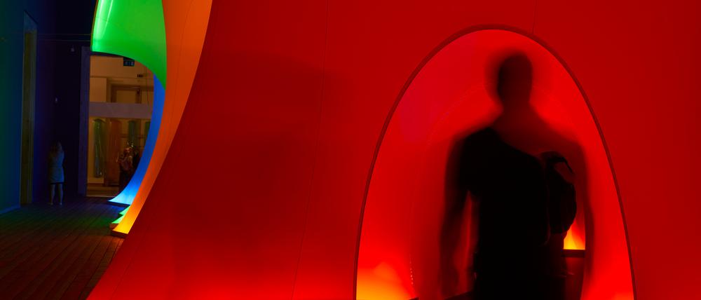 Tief eintauchen ins Rot: Aleksandra Kasubas „Spectral Passage“ (1975) in der Ausstellung „In anderen Räumen“.