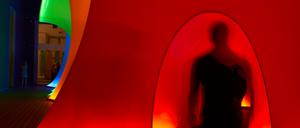 Tief eintauchen ins Rot: Aleksandra Kasubas „Spectral Passage“ (1975) in der Ausstellung „In anderen Räumen“.