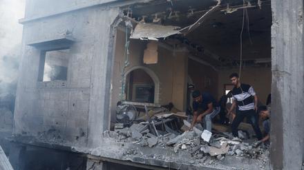 Palestinians inspect the site of an Israeli strike on a house, in Khan Younis, in the southern Gaza Strip, October 24, 2023. 
