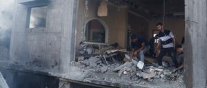 Palestinians inspect the site of an Israeli strike on a house, in Khan Younis, in the southern Gaza Strip, October 24, 2023. 
