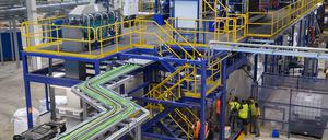 Mitarbeiter der Firma «Li-Cycle» arbeiten an einer Maschine mit der Batterien in ihre Bestandteile zerlegt werden. Das kanadische Unternehmen «Li-Cycle» hat bei Magdeburg nach eigenen Angaben eine der größten Recyclinganlagen für Lithium-Ionen-Batterien in Europa eröffnet. 