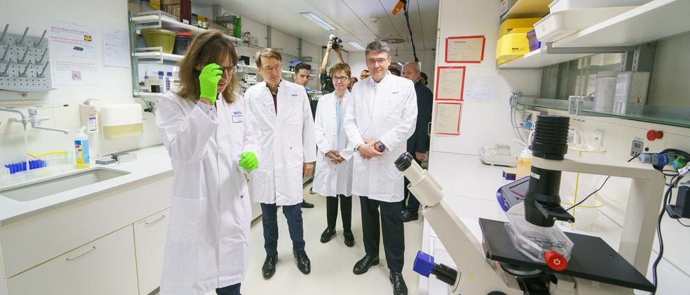 Der Bundesgesundheitsminister hat das Deutsche Krebsforschungszentrum (DKFZ) besucht und sich u. a. über Anwendungen der Künstlichen Intelligenz (KI) im Gesundheitswesen informiert.