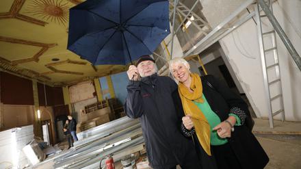Das Kabarett am Obelisk in Potsdam besteht seit 45 Jahren. Das Galeristenpaar Ursula und Rainer Sperl sind Zeitzeugen der Anfangsjahre und besuchen den ehemaligen Saal des Kabaretts an der alten Adresse.
