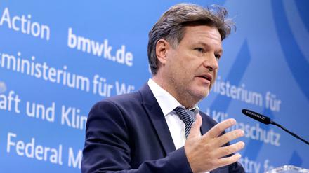 Robert Habeck (Bündnis 90/Die Grünen), Bundesminister für Wirtschaft und Klimaschutz, spricht bei einer Pressekonferenz über die Vorstellung der Industriestrategie im Bundesministerium für Wirtschaft und Klimaschutz. 