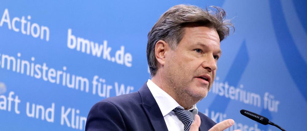 Robert Habeck (Bündnis 90/Die Grünen), Bundesminister für Wirtschaft und Klimaschutz, spricht bei einer Pressekonferenz über die Vorstellung der Industriestrategie im Bundesministerium für Wirtschaft und Klimaschutz.