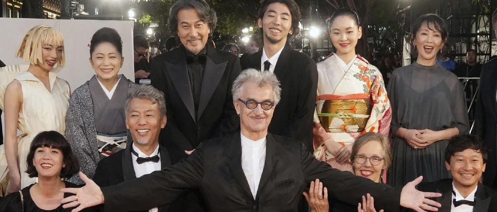 Wim Wenders posiert mit Darstellern von „Perfect Days“ beim Internationalen Film Festival in Tokio.