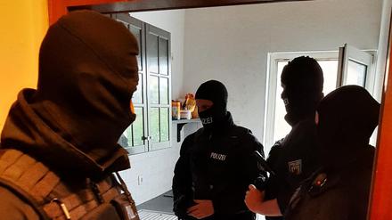 Einsatzkräfte durchsuchen bei einer Razzia gegen eine mutmaßliche Schleuserbande eine Wohnung (undatierte Aufnahme). 