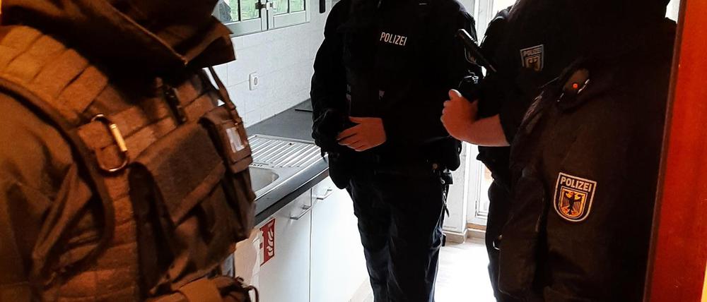 Einsatzkräfte durchsuchen bei einer Razzia gegen eine mutmaßliche Schleuserbande eine Wohnung (undatierte Aufnahme).