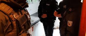 Einsatzkräfte durchsuchen bei einer Razzia gegen eine mutmaßliche Schleuserbande eine Wohnung (undatierte Aufnahme). 