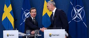 Schwedens Premierminister Ulf Kristersson (l.) and Nato-Generalsekretär Jens Stoltenberg.