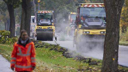 Die Landesstraße L 30 zwischen Schönow und Gorinsee (Barnim) wird gewalzt, nachdem sie nach dem Kompaktasphaltverfahren neuasphaltiert wurde. 