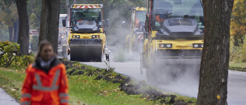Die Landesstraße L 30 zwischen Schönow und Gorinsee (Barnim) wird gewalzt, nachdem sie nach dem Kompaktasphaltverfahren neuasphaltiert wurde.