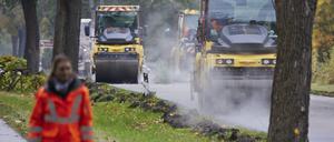 Die Landesstraße L 30 zwischen Schönow und Gorinsee (Barnim) wird gewalzt, nachdem sie nach dem Kompaktasphaltverfahren neuasphaltiert wurde. 