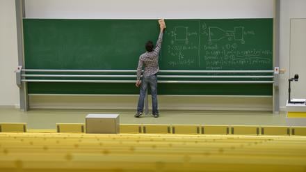 Ein wissenschaftlicher Mitarbeiter putzt im großen Hörsaal (über 600 Plätze) des neuen Campus Centers der Universität Kassel (Hessen) nach seiner Vorlesung in Strömungsmechanik die Tafel, aufgenommen am 27.05.2015. 