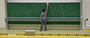 Ein wissenschaftlicher Mitarbeiter putzt im großen Hörsaal (über 600 Plätze) des neuen Campus Centers der Universität Kassel (Hessen) nach seiner Vorlesung in Strömungsmechanik die Tafel, aufgenommen am 27.05.2015. 