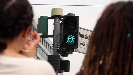 Anlässlich des CSD Christopher Street Day hat die Stadt Frankfurt als erste Stadt Deutschlands dauerhaft gleichgeschlechtliche Ampelpersonen an einer Fußgängerampel an der Konstablerwache installiert, Frankfurt, Hessen, Deutschland *** On the occasion of the CSD Christopher Street Day, the city of Frankfurt as the first city in Germany has permanently installed same-sex traffic lights at a pedestrian light at the Konstablerwache in Frankfurt Hesse, Germany  