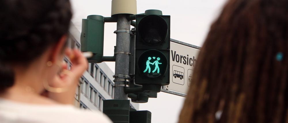 Anlässlich des CSD Christopher Street Day hat die Stadt Frankfurt als erste Stadt Deutschlands dauerhaft gleichgeschlechtliche Ampelpersonen an einer Fußgängerampel an der Konstablerwache installiert, Frankfurt, Hessen, Deutschland *** On the occasion of the CSD Christopher Street Day, the city of Frankfurt as the first city in Germany has permanently installed same-sex traffic lights at a pedestrian light at the Konstablerwache in Frankfurt Hesse, Germany