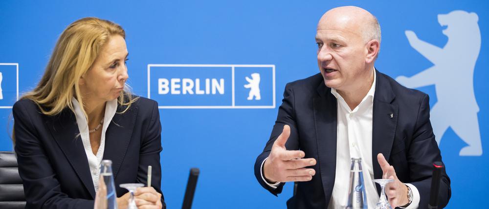 Kai Wegner (CDU), Regierender Bürgermeister von Berlin, spricht neben Barbara Slowik, Polizeipräsidentin in Berlin, bei einer Pressekonferenz im Anschluss an den 3. Gipfel gegen Jugendgewalt im Roten Rathaus.