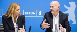 Kai Wegner (CDU), Regierender Bürgermeister von Berlin, spricht neben Barbara Slowik, Polizeipräsidentin in Berlin, bei einer Pressekonferenz im Anschluss an den 3. Gipfel gegen Jugendgewalt im Roten Rathaus. 