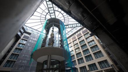 Ein Blick auf das zerstörte Aquarium Aquadom in der Hotellobby im DomAquarée. 