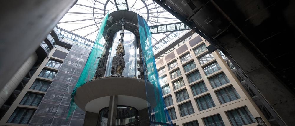 Das 16 Meter hohe Aquarium Aquadom war am 16. Dezember 2022 mitten in der Berliner Innenstadt aus bislang ungeklärter Ursache zerplatzt.
