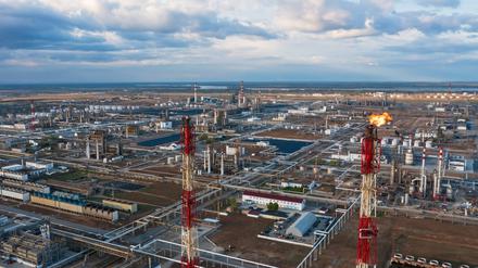 Ein Überblick über die Ölraffinerie der Firma Lukoil in Wolgograd, Russland. 