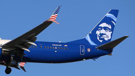 Eine Boeing 737-900ER von Alaska Airlines bei einer Landung. (Symbolfoto)