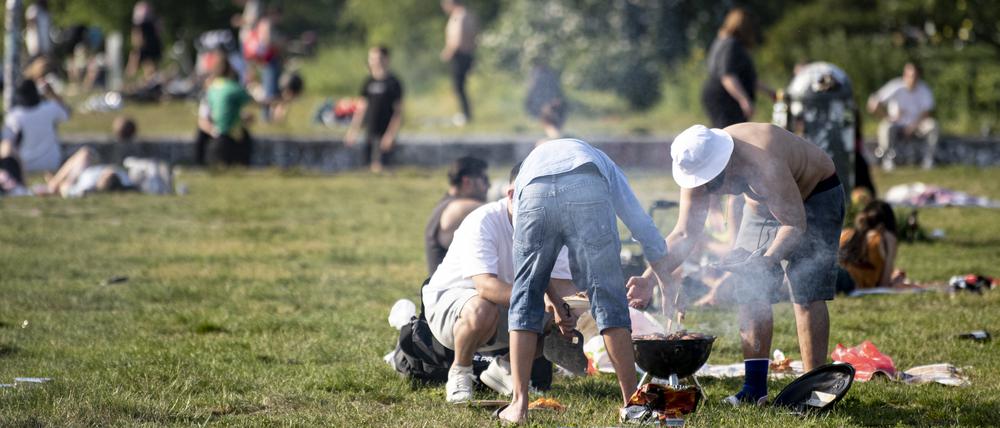 Grillen im Mauerpark.