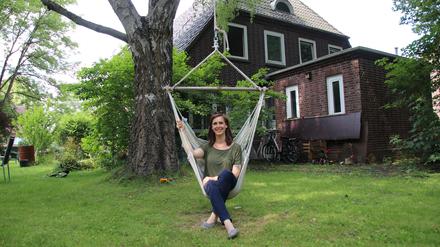 Anne Weiss vor ihrer Wohnung auf dem Land, in die sie sich während der Pandemie einmietete.